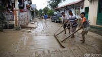 Warga membersihkan lingkungan pasca banjir di Perumahan Bekasi Jaya Indah, Bekasi Timur, Kota Bekasi, Jawa Barat, Kamis (6/3/2025).  
