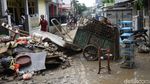 Warga Perumahan BJI Bersihkan Lumpur Sisa Banjir