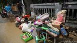 Warga Perumahan BJI Bersihkan Lumpur Sisa Banjir