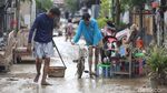 Warga Perumahan BJI Bersihkan Lumpur Sisa Banjir