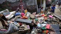 Tampak sampah rumah tangga sisa banjir menggunung.  