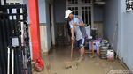 Warga Perumahan BJI Bersihkan Lumpur Sisa Banjir