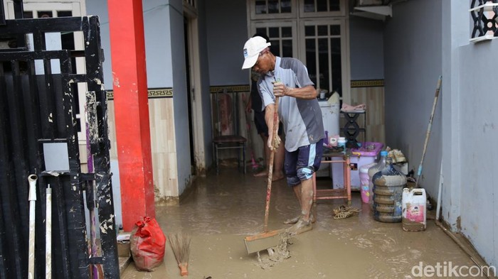 Perumahan Bekasi Jaya Indah, terendam hingga kedalaman 1,25 meter pada Selasa (4/3/2025). Usai banjir surut, sampah menumpuk, warga pun mulai membersihkannya.