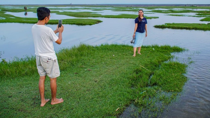 Wisata padang sabana Pandanwangi Warga menyiapkan makanan sebelum waktu berbuka puasa di padang sabana Pandanwangi, Kecamatan Tempeh, Lumajang, Jawa Timur, Rabu (5/3/2025). Padang sabana Pandanwangi yang terletak di pesisir selatan Kabupaten Lumajang tersebut menjadi salah satu tempat favorit bagi warga untuk menikmati suasana matahari terbenam dan menunggu waktu untuk berbuka puasa. ANTARA FOTO/Irfan Sumanjaya/agr