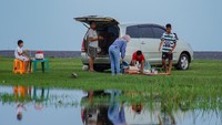 Padang sabana Pandanwangi yang terletak di pesisir selatan Kabupaten Lumajang tersebut menjadi salah satu tempat favorit bagi warga untuk menikmati suasana matahari terbenam dan menunggu waktu untuk berbuka puasa.