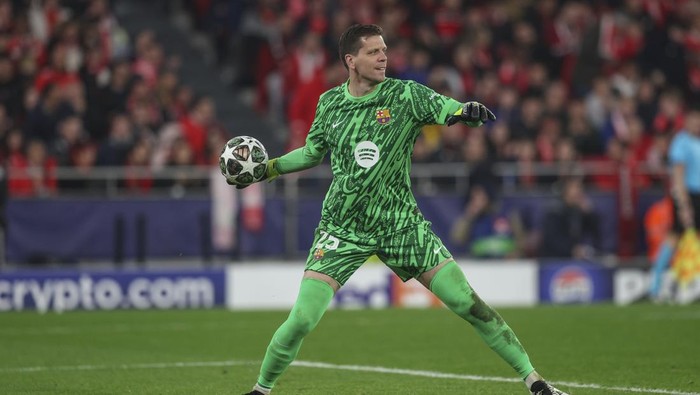LISBON, PORTUGAL - MARCH 5: Wojciech Szczesny of FC Barcelona during the UEFA Champions League 2024/25 UEFA Champions League 2024/25 Round of 16 first Leg match between SL Benfica and FC Barcelona at Estadio da Luz on March 5, 2025 in Lisbon, Portugal. (Photo by Carlos Rodrigues/Getty Images)