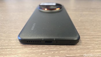 Port USB type C, slot SIM card dan microphone di sisi bawah. Xiaomi 15 Ultra dibekali chipset Snapdragon® 8 Elite 3nm, 2x Prime Cores pada 4,32GHz + 6x Performance Cores pada 3.53GHz, ada GPU Adreno dan NPU Hexagon. Foto: Fitraya Ramadhanny/detikINET