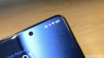 Untuk selfie ada kamera depan 32MP tersemat di tengah atas layar 6,73 inchi AMOLED WQHD+, 3.200 nits, 522 ppi (3.200 x 1.440) dengan refresh rate 1-120Hz. Foto: Fitraya Ramadhanny/detikINET