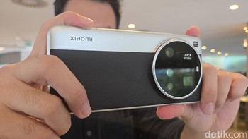 Yang ini Xiaomi 15 Ultra warna Silver Chrome, penampakannya jadi miri dengan kamera Leica ya. Duh jadi pengen beli kan... Foto: Fitraya Ramadhanny/detikINET