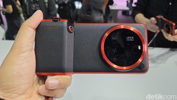 Ini adalah Xiaomi 15 Ultra Photography Kit Legend Edition dengan baterai 2.000mAh yang menyulap Xiaomi 15 Ultra jadi kamera saku. Foto: Fitraya Ramadhanny/detikINET
