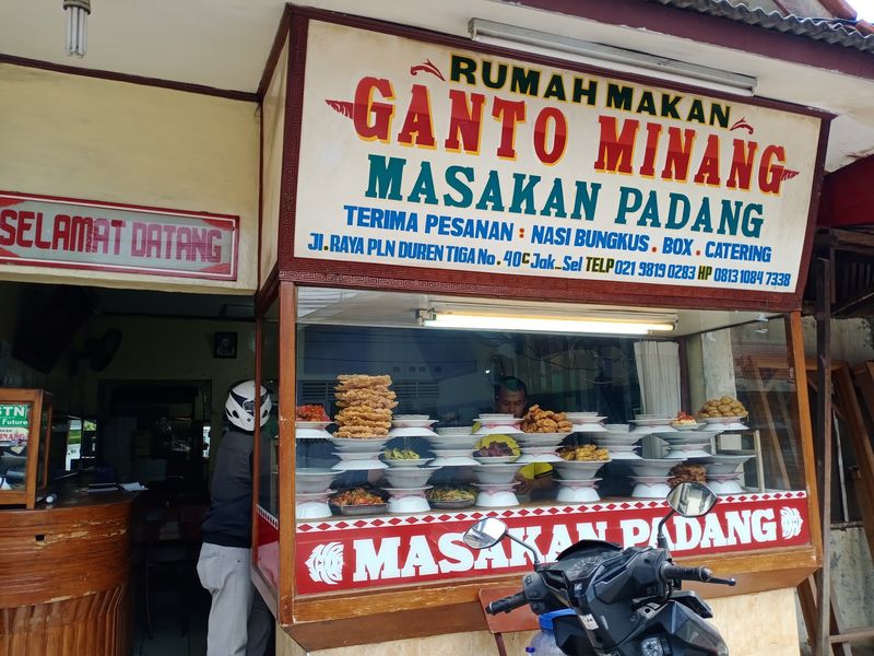 10 RM Padang Populer di Jakarta yang Kelezatan Makanannya Sudah Teruji!