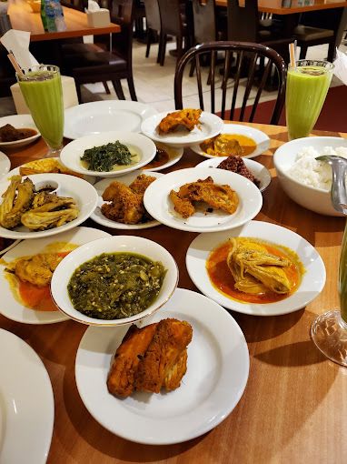 10 RM Padang Populer di Jakarta yang Kelezatan Makanannya Sudah Teruji!
