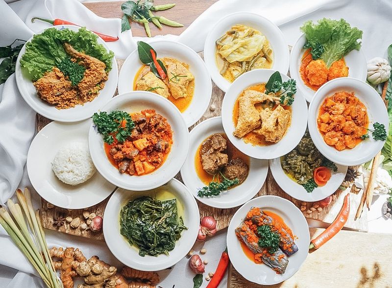 10 RM Padang Populer di Jakarta yang Kelezatan Makanannya Sudah Teruji!