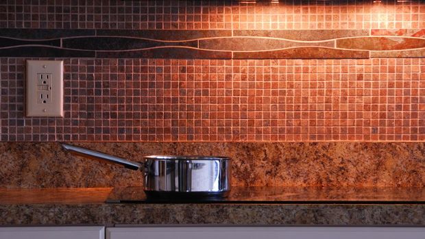 Backsplash merah kecokelatan