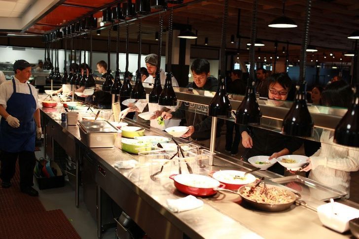 5 Karyawan Ini Pamer Makanan Gratis di Kantor, Bikin Iri!
