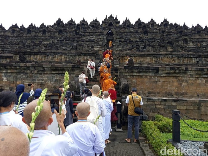 80 biksuni dari 11 negara ke Candi Borobudur, Kabupaten Magelang, Jumat (7/3/2025).