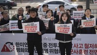 Para pengunjuk rasa menggelar aksi di Seoul, Korea Selatan, Jumat (7/3/2025).