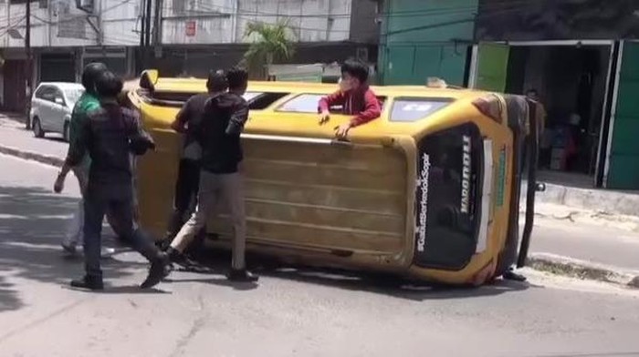 Angkot terbalik di Jalan Thamrin, Kota Medan (Foto: Istimewa)