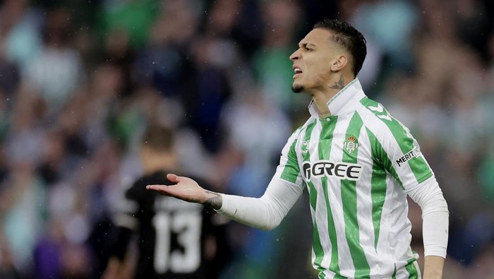 Soccer Football - Conference League - Round of 16 - First Leg - Real Betis v Vitoria Guimaraes - Estadio Benito Villamarin, Seville, Spain - March 6, 2025 Real Betis Antony reacts REUTERS/Jon Nazca