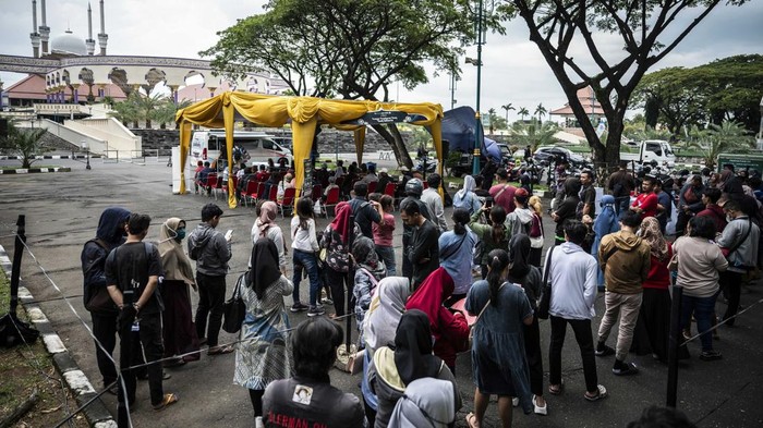 Antrean Mengular Penukaran Uang Baru di Semarang Warga antre untuk menukarkan uang rupiah baru melalui layanan mobil kas keliling Bank Indonesia (BI) di halaman Masjid Agung Jawa Tengah (MAJT), Semarang, Jawa Tengah, Jumat (7/3/2025). Kantor Perwakilan Bank Indonesia (KPwBI) se-wilayah Jawa Tengah menyiapkan uang layak edar (ULE) sebesar Rp20,2 triliun untuk memenuhi kebutuhan masyarakat dalam penukaran uang kartal saat Ramadhan 1446 Hijriah yang tersedia di 266 titik wilayah Jawa Tengah hingga 26 Maret 2025. ANTARA FOTO/Aprillio Akbar/tom.