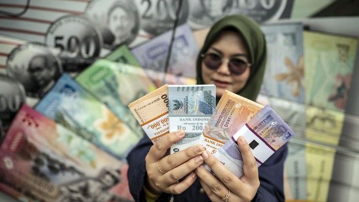 Antrean Mengular Penukaran Uang Baru di Semarang Warga antre untuk menukarkan uang rupiah baru melalui layanan mobil kas keliling Bank Indonesia (BI) di halaman Masjid Agung Jawa Tengah (MAJT), Semarang, Jawa Tengah, Jumat (7/3/2025). Kantor Perwakilan Bank Indonesia (KPwBI) se-wilayah Jawa Tengah menyiapkan uang layak edar (ULE) sebesar Rp20,2 triliun untuk memenuhi kebutuhan masyarakat dalam penukaran uang kartal saat Ramadhan 1446 Hijriah yang tersedia di 266 titik wilayah Jawa Tengah hingga 26 Maret 2025. ANTARA FOTO/Aprillio Akbar/tom.