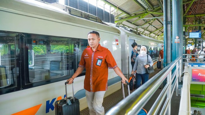 PT Kereta Api Indonesia (KAI) (Persero) Daop 1 Jakarta bersama Pengurus Porter Gambir memberikan layanan angkut barang bawaan gratis bagi penumpang Kereta Api (KA) Argo Merbabu relasi Semarang Tawang – Gambir yang tiba pukul 11.10 WIB.