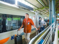 Porter Gratis di Stasiun Gambir, Penumpang KA Ini Tak Repot Lagi Bawa Barang