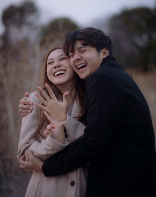 Aktor Arbani Yasiz baru saja mengumumkan kabar bahagia dirinya yang sudah melamar sang kekasih, Raissa Ramadhani. Kabar bahagia tersebut dibagikan aktor kelahiran 1994 itu ke akun Instagram pribadinya. Foto: Instagram/@arbaniyasiz