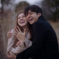 Aktor Arbani Yasiz baru saja mengumumkan kabar bahagia dirinya yang sudah melamar sang kekasih, Raissa Ramadhani. Kabar bahagia tersebut dibagikan aktor kelahiran 1994 itu ke akun Instagram pribadinya. Foto: Instagram/@arbaniyasiz