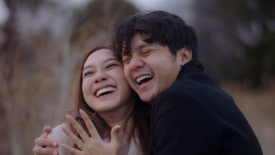 6 Foto Arbani Yasiz Lamar Raissa Ramadhani di Jepang, Romantis di Tepi Danau