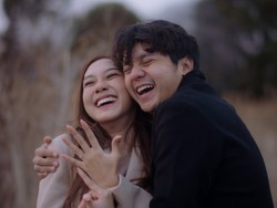 6 Foto Arbani Yasiz Lamar Raissa Ramadhani di Jepang, Romantis di Tepi Danau