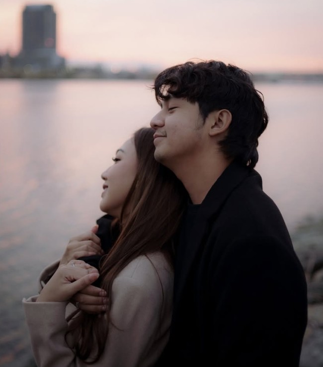 Romantis, momen lamaran tersebut berlangsung di tepi danau, saat keduanya tengah berada di Jepang. Locked in for life, tulis Arbani dalam keterangan unggahannya. Foto: Instagram/@arbaniyasiz