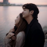 Romantis, momen lamaran tersebut berlangsung di tepi danau, saat keduanya tengah berada di Jepang. Locked in for life, tulis Arbani dalam keterangan unggahannya. Foto: Instagram/@arbaniyasiz