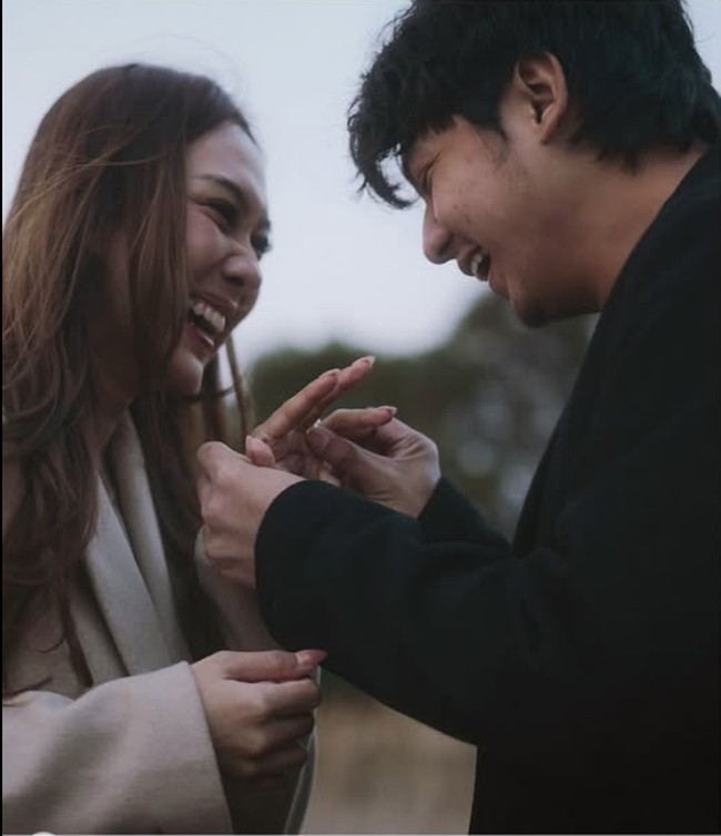 Setelah berpacaran kurang lebih selama 4 tahun, Arbani Yasiz dan Raissa akhirnya mantap untuk mulai menaikkan hubungan mereka ke jenjang yang lebih serius. Kebahagiaan jelas terpancar di wajah keduanya. Foto: Instagram/@arbaniyasiz