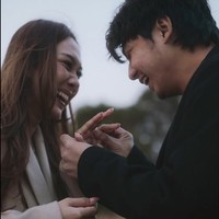 Setelah berpacaran kurang lebih selama 4 tahun, Arbani Yasiz dan Raissa akhirnya mantap untuk mulai menaikkan hubungan mereka ke jenjang yang lebih serius. Kebahagiaan jelas terpancar di wajah keduanya. Foto: Instagram/@arbaniyasiz