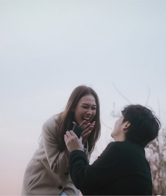 Raissa sendiri awalnya tak mengetahui jika dirinya akan dilamar. Penyanyi 24 tahun itu pun langsung kaget melihat kekasihnya yang tiba-tiba berlutut dan mengeluarkan sebuah cincin. Foto: Instagram/@arbaniyasiz