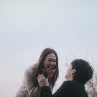 Raissa sendiri awalnya tak mengetahui jika dirinya akan dilamar. Penyanyi 24 tahun itu pun langsung kaget melihat kekasihnya yang tiba-tiba berlutut dan mengeluarkan sebuah cincin. Foto: Instagram/@arbaniyasiz