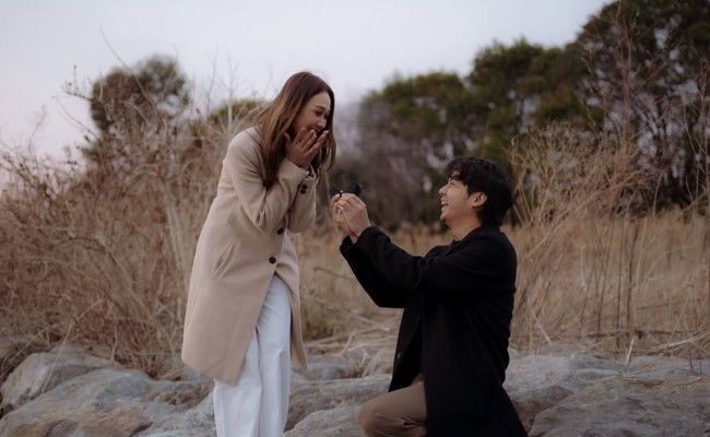 Unggahan Arbani Yasiz pun langsung ramai dibanjiri ucapan selamat. Banyak penggemarnya yang juga mengaku patah hati melihat momen romantis lamarannya tersebut. Foto: Instagram/@arbaniyasiz