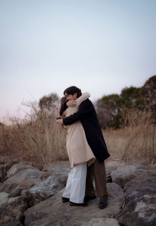 Tak butuh waktu lama, Raissa terlihat langsung menerima lamaran Arbani. Keduanya pun berpelukan. Foto: Instagram/@arbaniyasiz