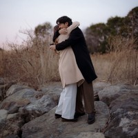 Tak butuh waktu lama, Raissa terlihat langsung menerima lamaran Arbani. Keduanya pun berpelukan. Foto: Instagram/@arbaniyasiz