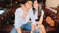 Terakhir ada keseruannya bersama Raissa saat nongkrong di sebuah kafe. Pose romantisnya ini sukses mencuri perhatian. Foto: Instagram @arbaniyaziz