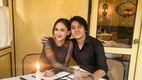 Seperti pada momen yang satu ini, mereka berpose bersama saat makan malam di sebuah restoran. Mereka berpose di sela-sela memilih menu. Foto: Instagram @arbaniyaziz