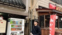 Ini adalah momen liburan Arbani Yasiz di Jepang. Ia menikmati minuman yang dibeli dari vending machine. Foto: Instagram @arbaniyaziz