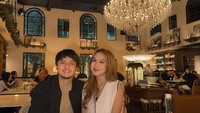 Tak kalah romantis momen makan malam yang satu ini. Arbani Yasiz memesan menu steak, sementara Raissa Ramadhani memesan fettucini carbonara. Foto: Instagram @arbaniyaziz
