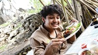 Saat momen liburan di Jogja tersebut, lelaki kelahiran 15 Oktober 1994 ini memesan menu steak. Ini posenya saat memegang makanan favoritnya. Foto: Instagram @arbaniyaziz