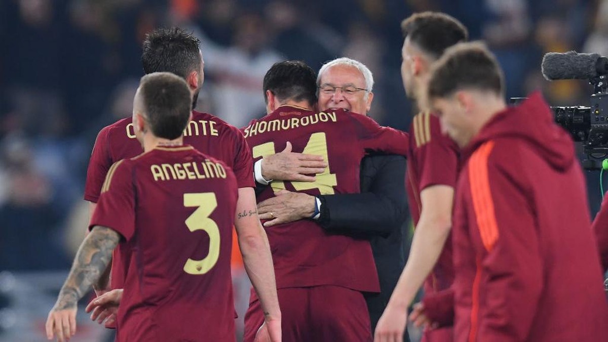 Ranieri memeluk Shomurodov usai laga. Foto: Anadolu via Getty Images/Anadolu