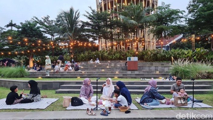 Asiknya Ngabuburit di TMII Warga ngabuburit dengan berpiknik di Taman Mini Indonesia Indah, Jakarta, Jumat (7/3/2025).