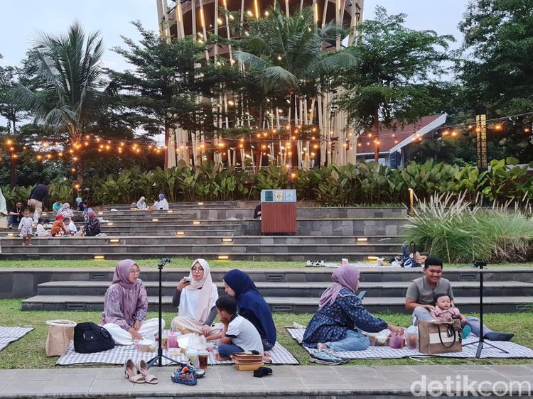 Asiknya Ngabuburit di TMII