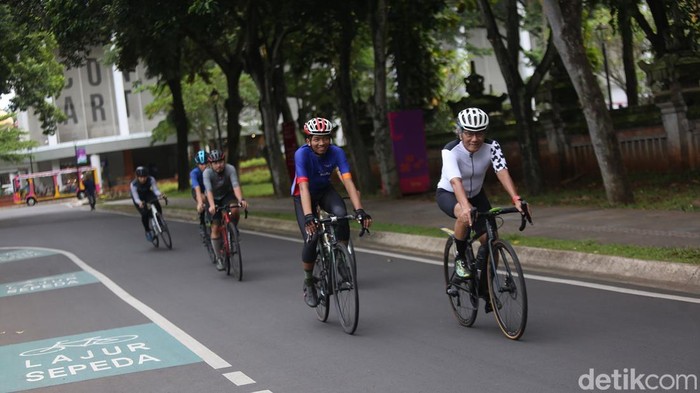 Warga ngabuburit dengan berpiknik di Taman Mini Indonesia Indah, Jakarta, Jumat (7/3/2025).
