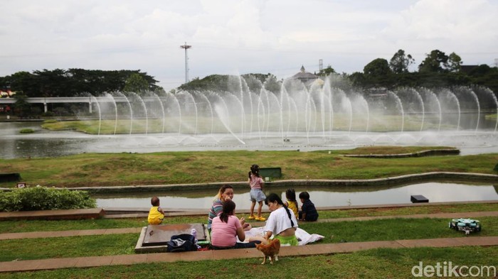 Warga ngabuburit dengan berpiknik di Taman Mini Indonesia Indah, Jakarta, Jumat (7/3/2025).